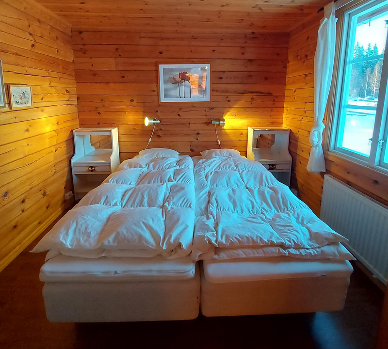 Sovrum med dubbelsäng och fönster.