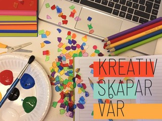 Foto av penslar, färger, sax, pennor