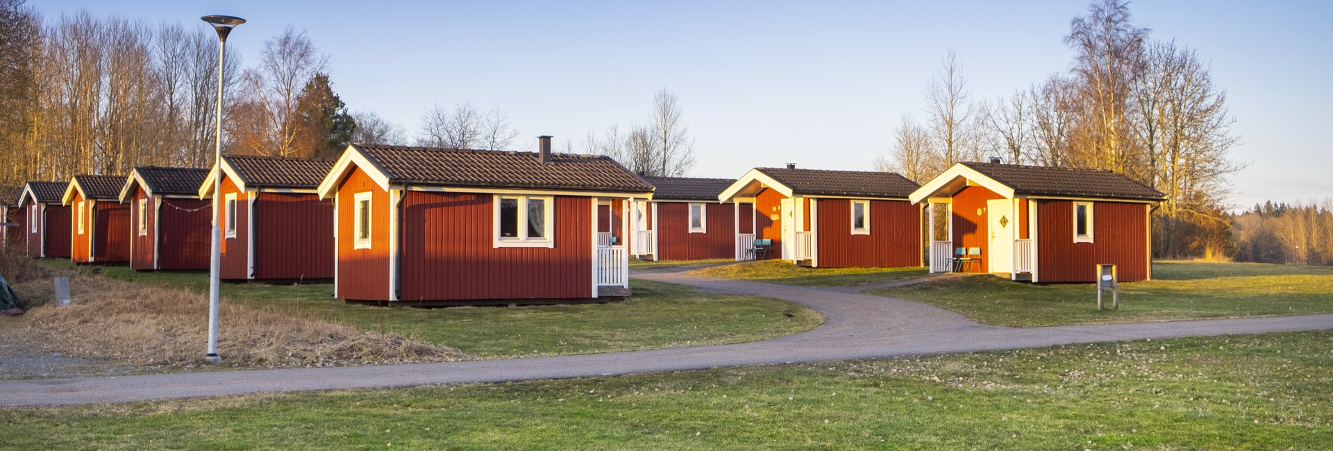 Röda små stugor på Sävsjö camping.