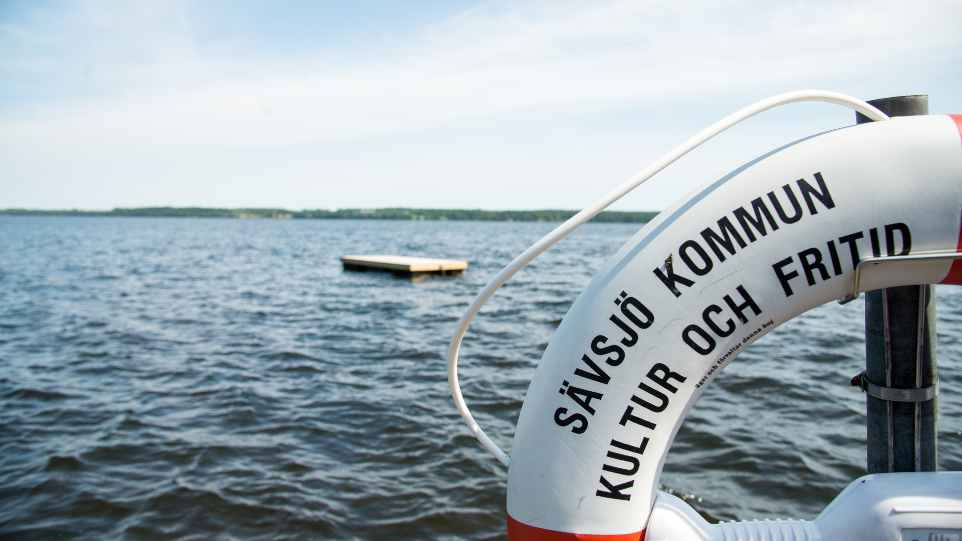 Livboj vid sjö.