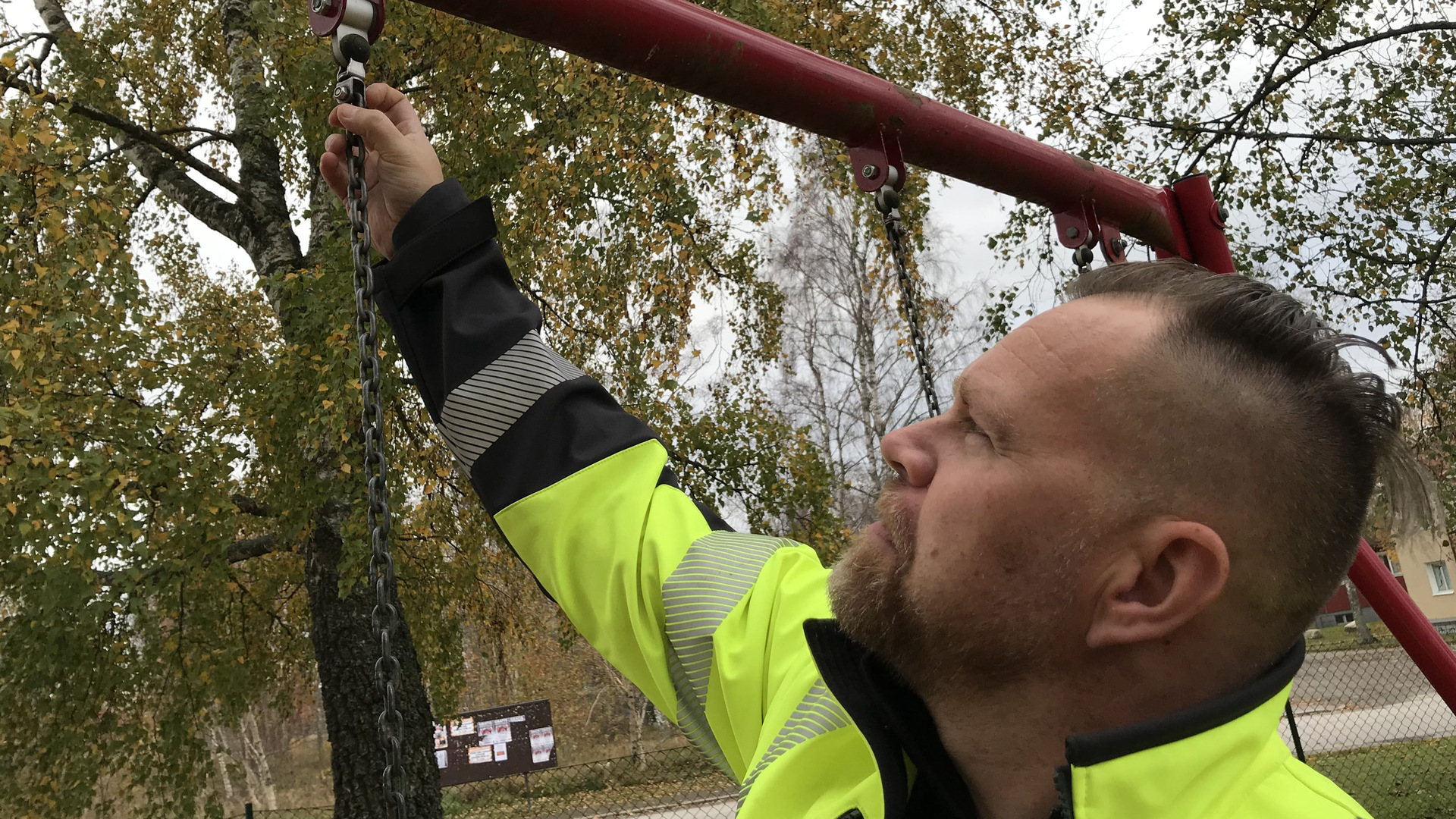 Bo Ekros på parkförvaltningen kontrollerar en gunga.