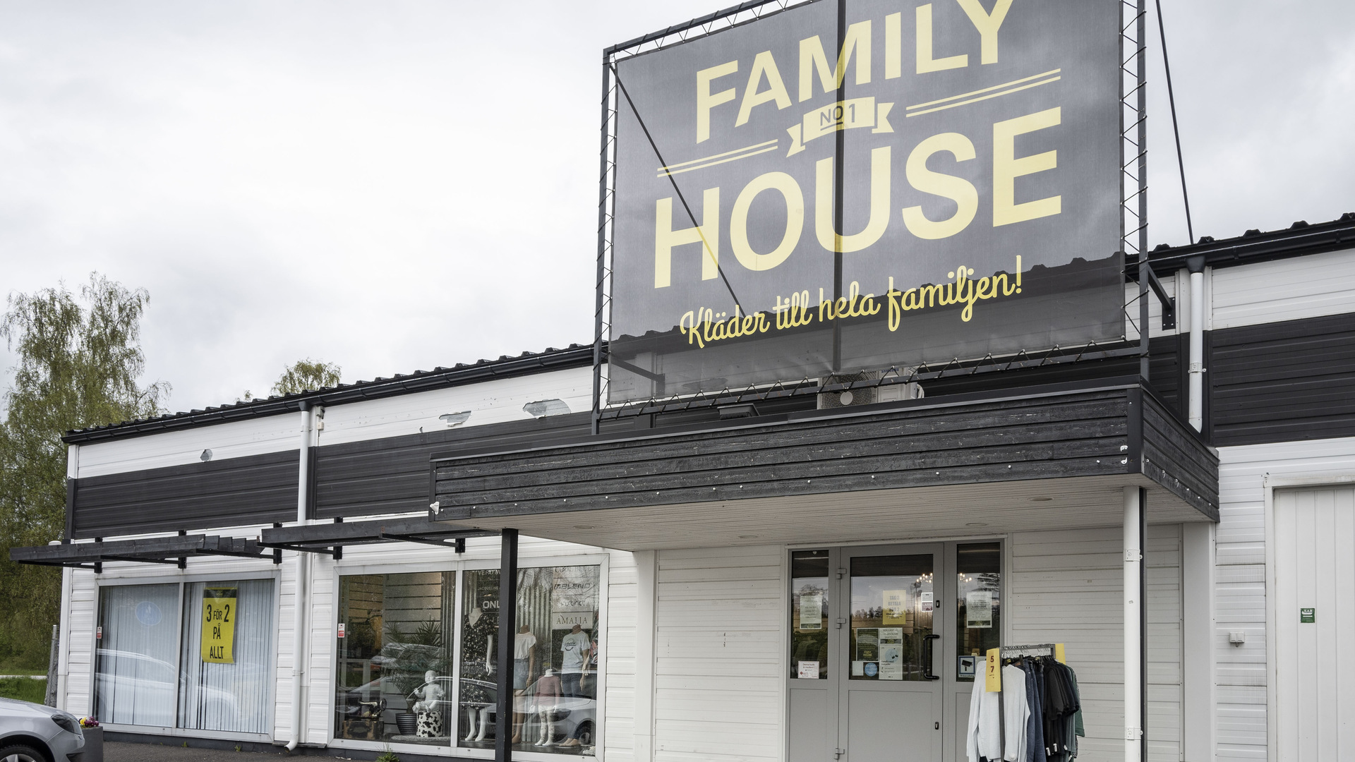 skylt som finns på taket och det står Family House