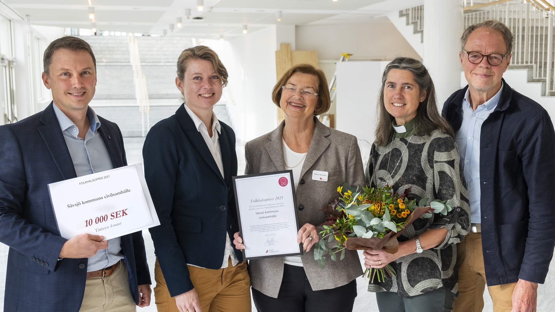 Sävsjö kommuns civilsamhälle fick ta emot Region Jönköpings läns folkhälsopris 2021 under regionfullmäktiges sammanträde. Pierre Klasson, kommunikationschef, Kristin Nilsdotter Isaksson, utvecklingschef, Runa Jansson, Röda korset, Ilse Karlsson, Svenska kyrkan och Bengt Swerlander, Vrigstad samhällsförening.