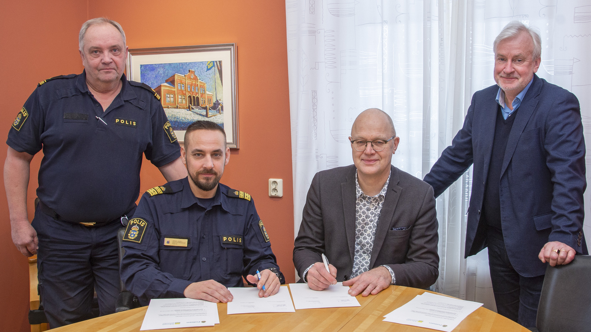 Fyra personer undertecknar medborgarlöftet 2020-2021