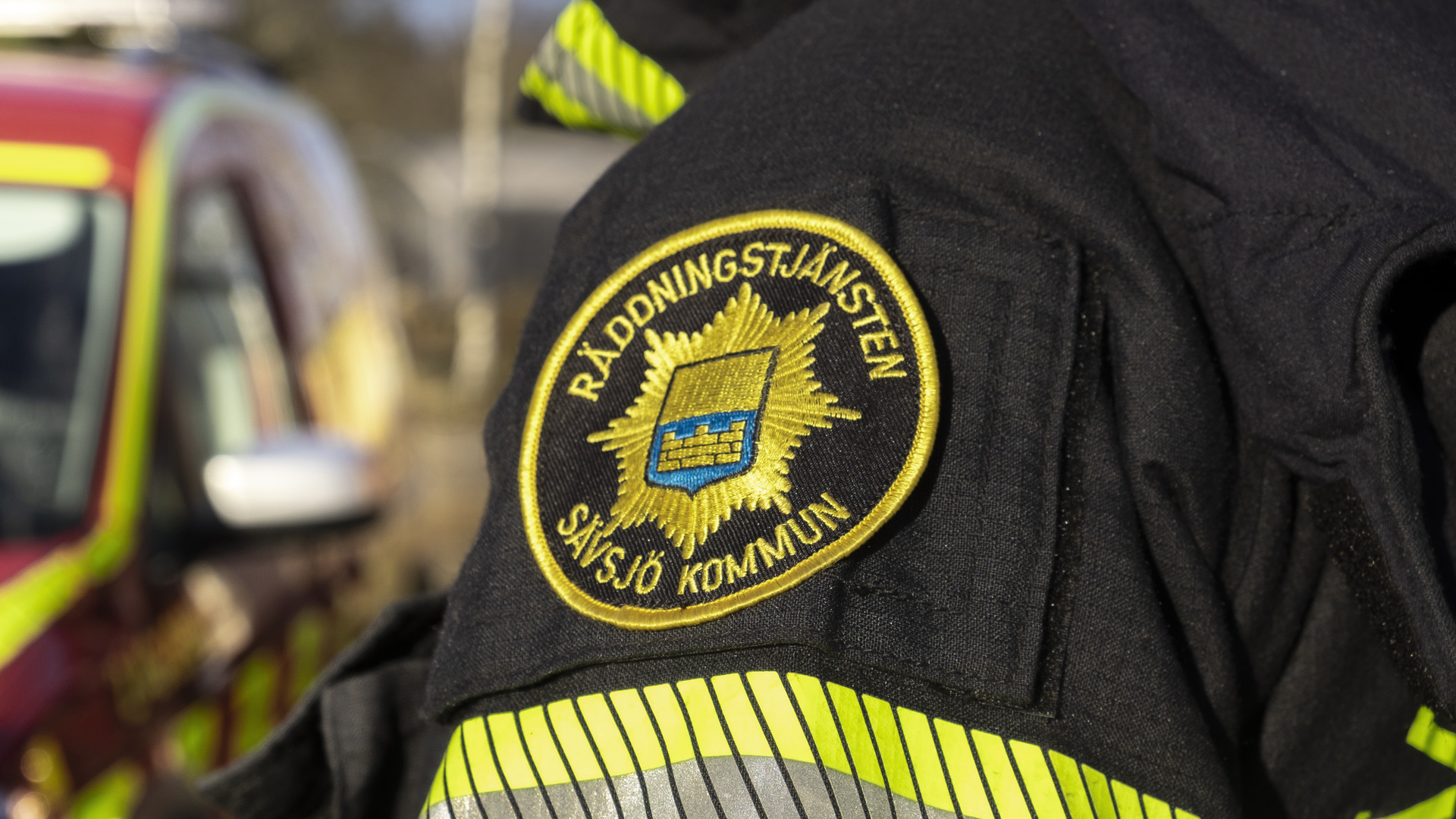 Axeln på en brandman som visar emblem/logotyp för räddningstjänsten i Sävsjö kommun i närbild