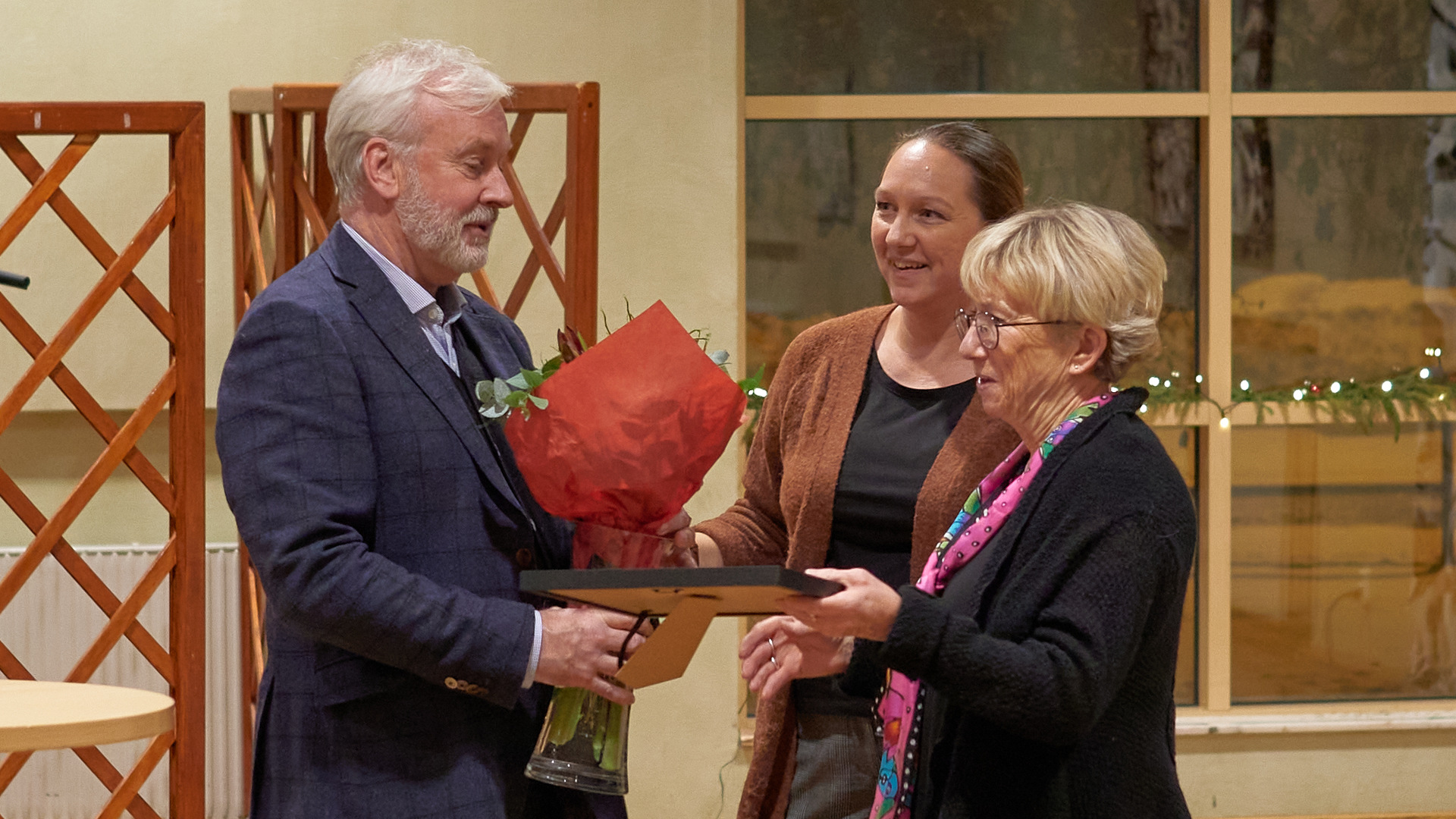 Årets kulturpristagare 2021 blev Susanne Porsgaard. Jan Holmqvist och Susanne Sjögren delade ut priset under fullmäktiges sammanträde.