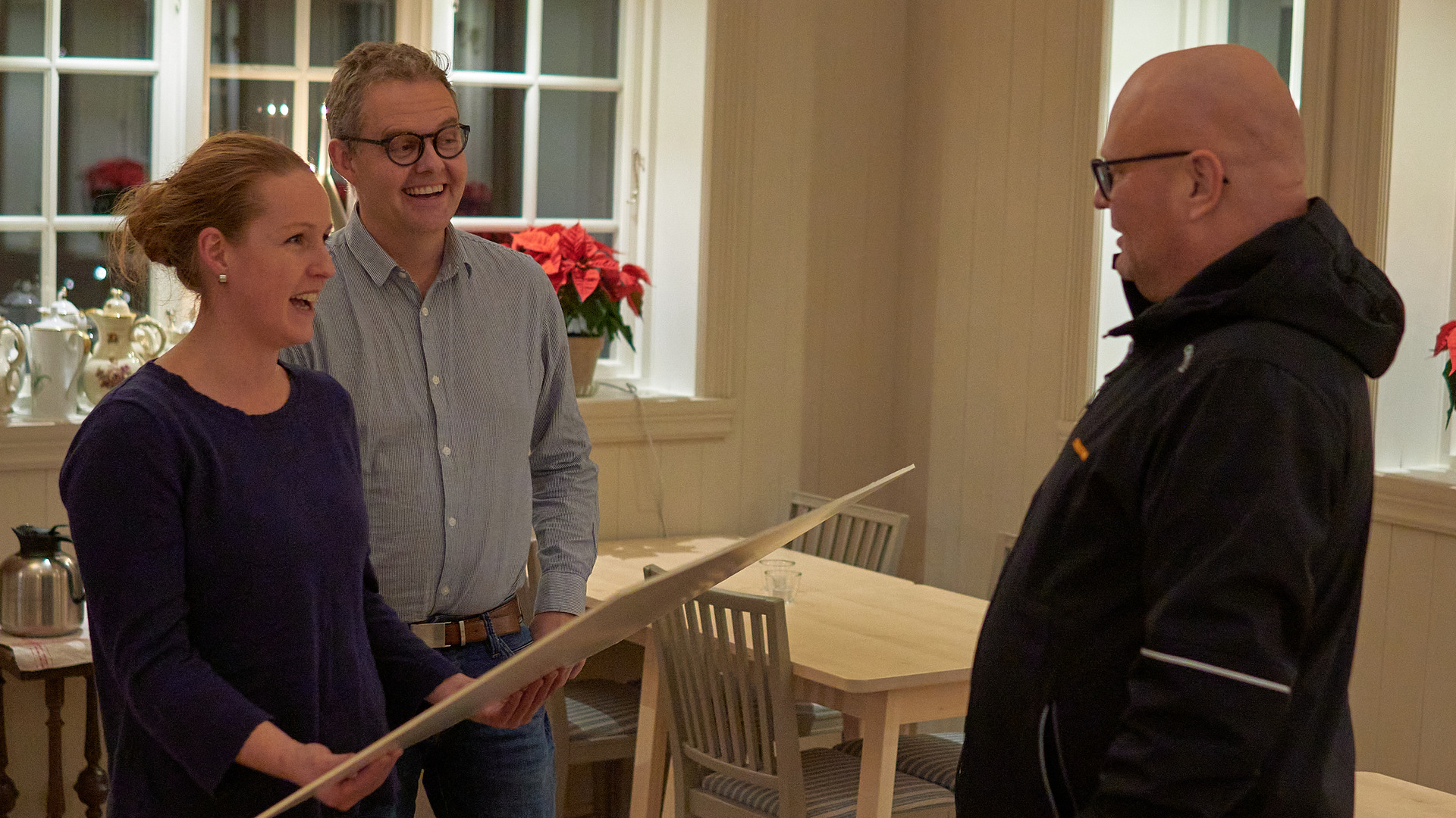 Årets nytänkare 2021 blev Forssa Kvarnagård AB. Från vänster Therese Rostedt, Claes Rostedt och näringslivschef Patrick Blomström.