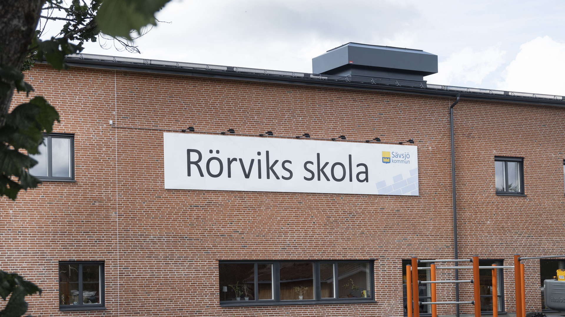 Exteriört Rörviks skola, röd tegelbyggnad, skylt.