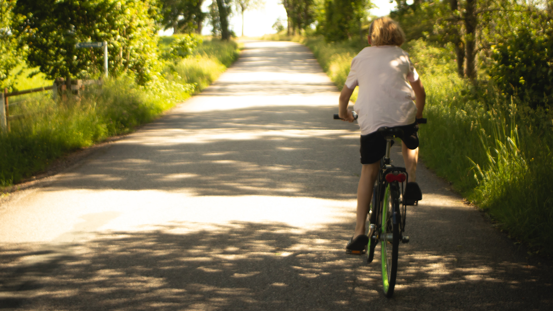 Cyklist cyklar på asfaltsväg