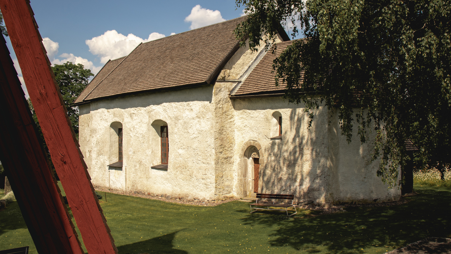 Kyrka vid Sävsjö häradsväg.