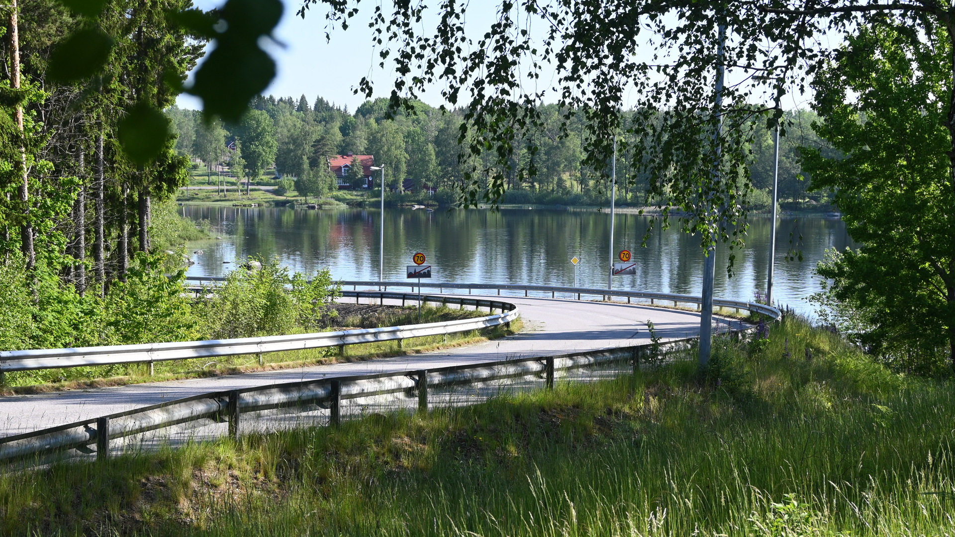 Vägen till Rörvik bredvid sjön Algunnen.