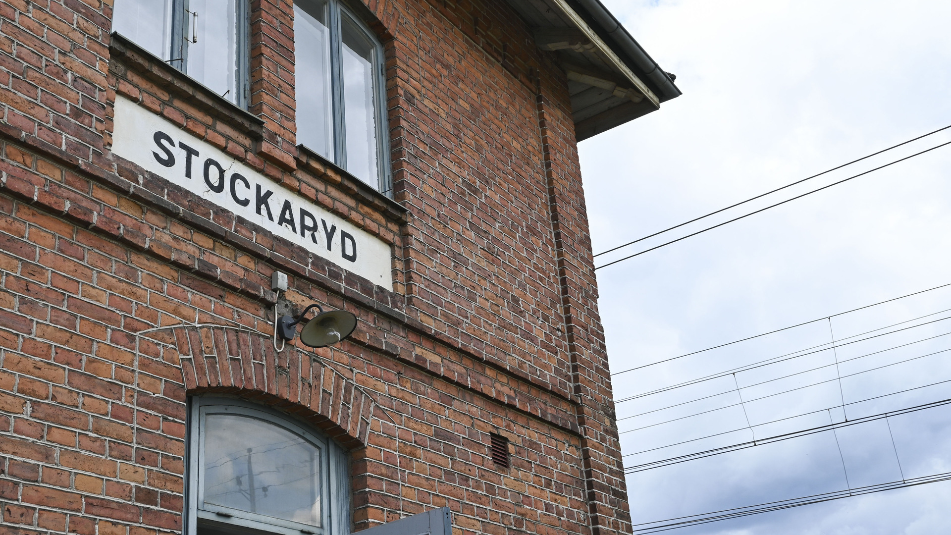 Röd tegelbyggnad, gammalt stationshus.