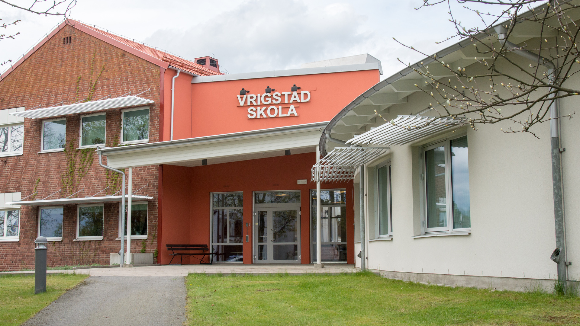 Röd och vit byggnad, skola