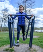 Kristina Wikström visar övningar på utegymmet vid Eksjöhovgårdssjön.