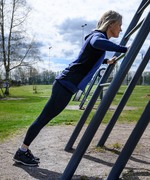 Kristina Wikström visar övningar på utegymmet vid Eksjöhovgårdssjön.