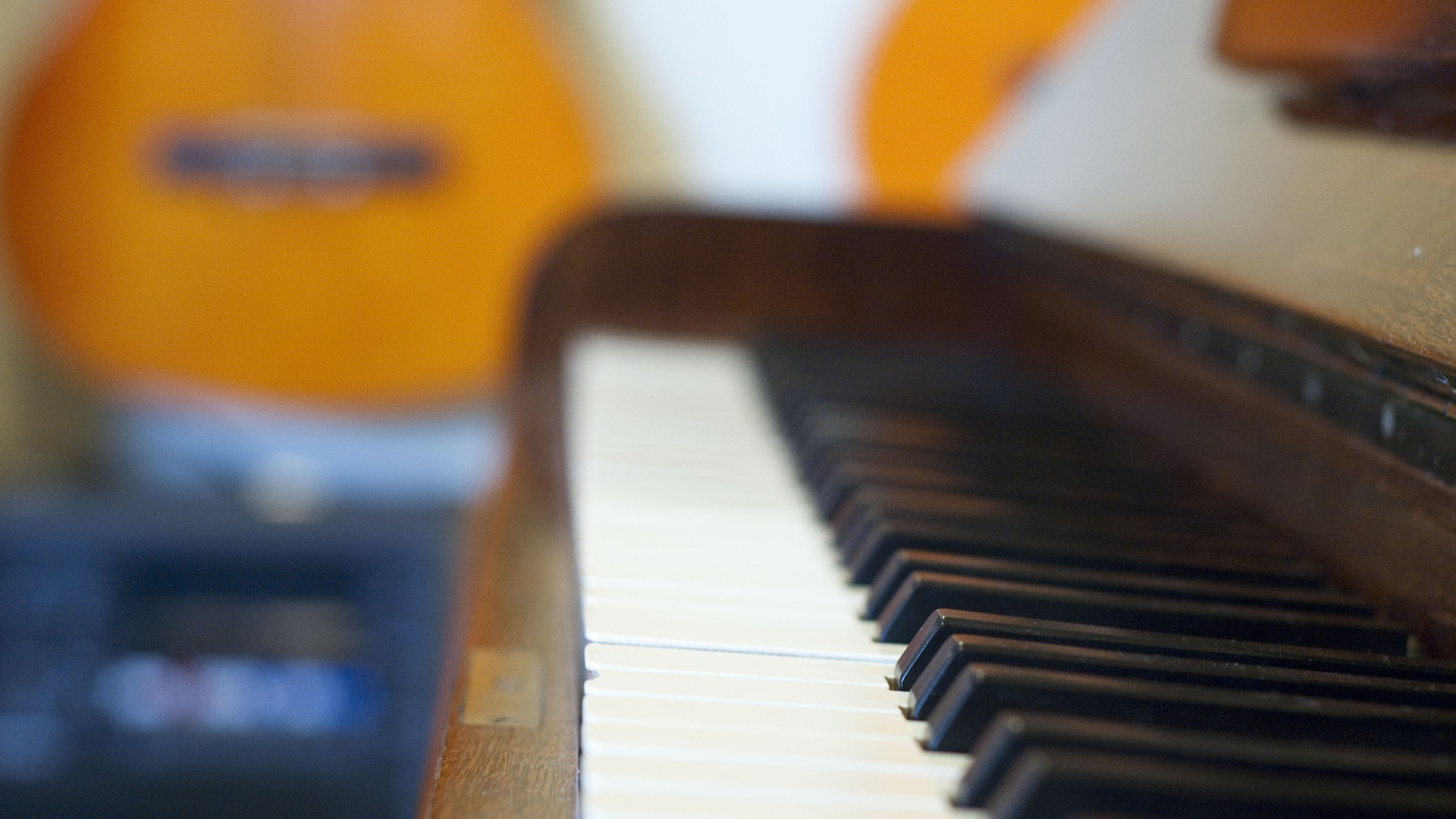 Ett piano och en gitarr.