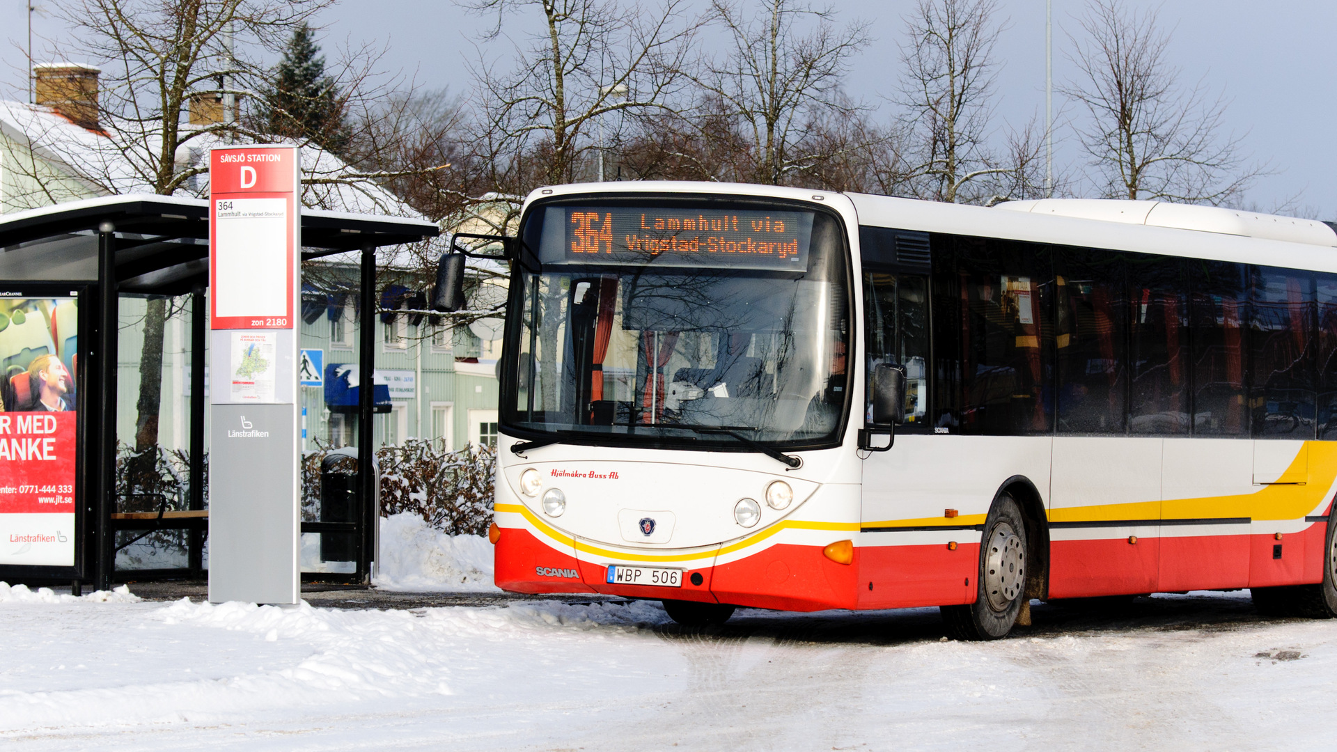 Buss som står framför en busskur