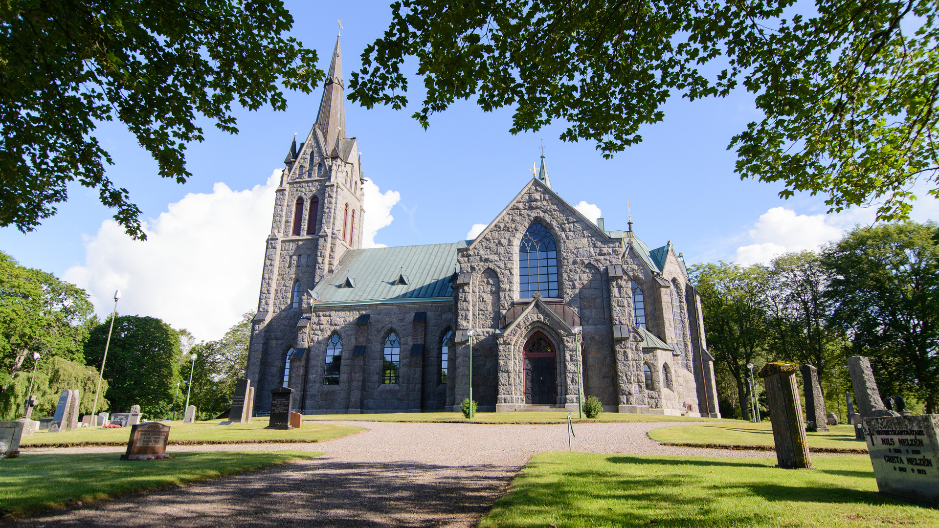 Vallsjö nya kyrka, vy från kyrkogården.