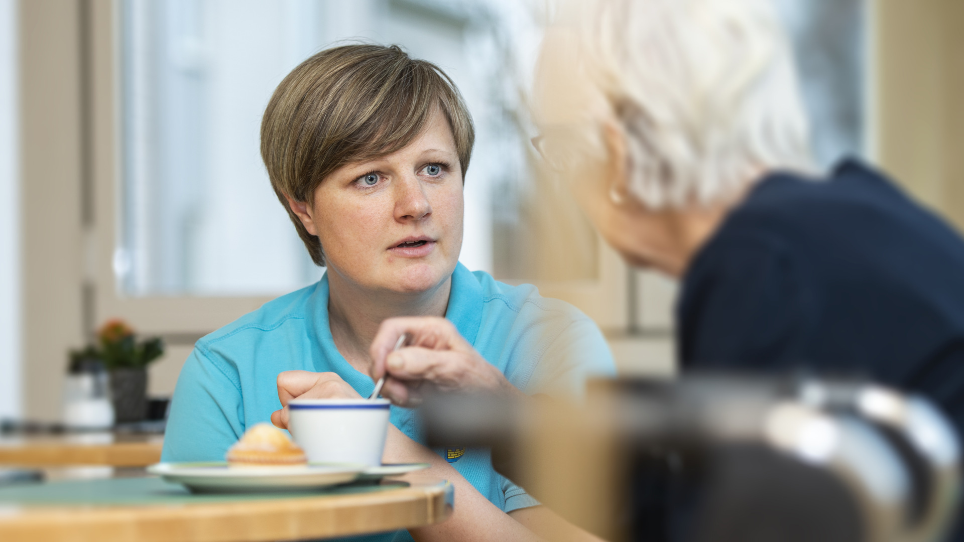 Personal som pratar med en patient på Sörgården, Stockaryd