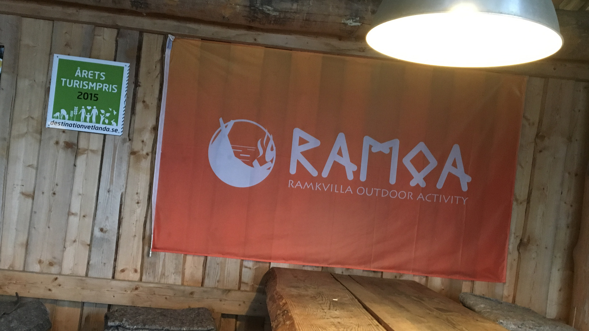 En vägg med en tavla där det står ramoa