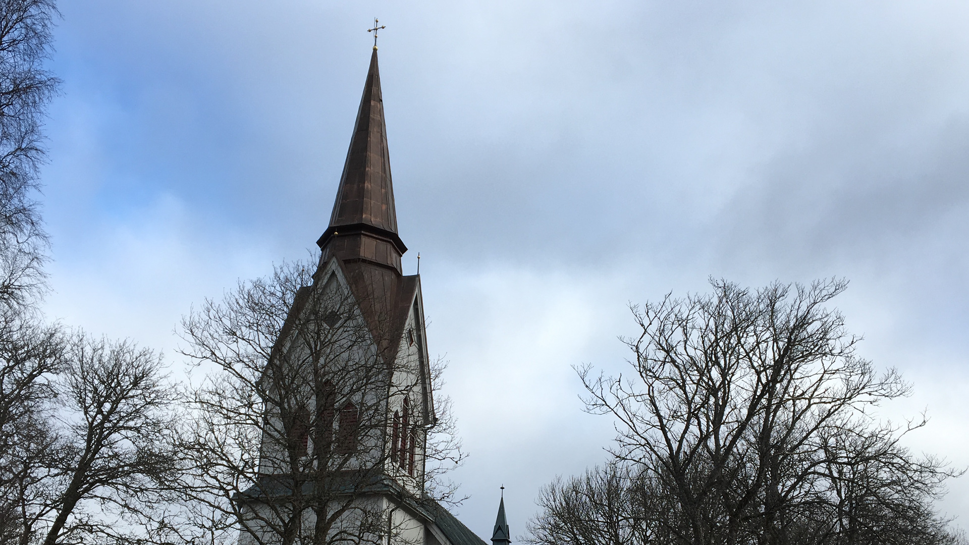 Stockaryd kyrka och massa träd