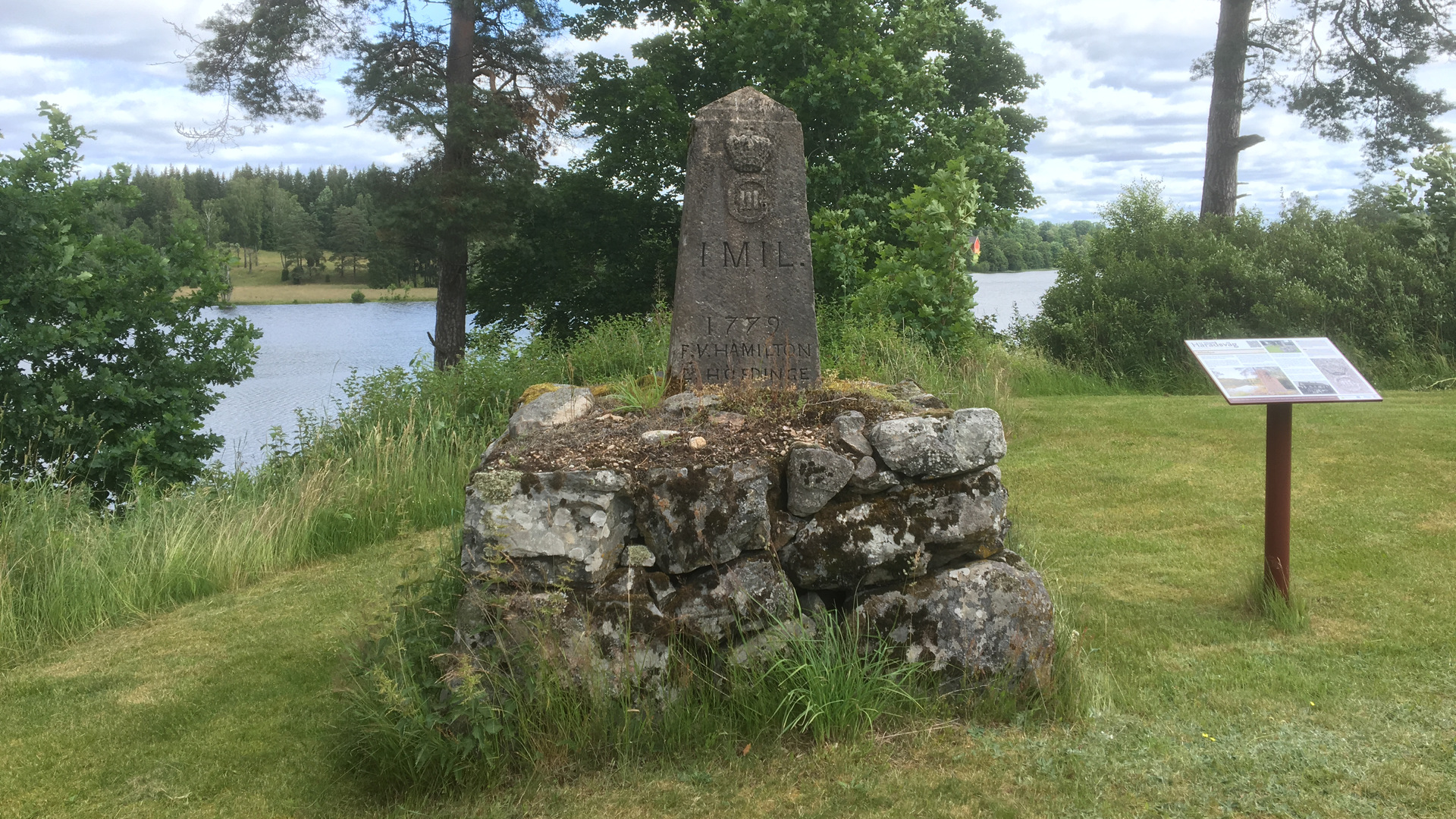 Milstolpar längsmed Sävsjö Häradsväg