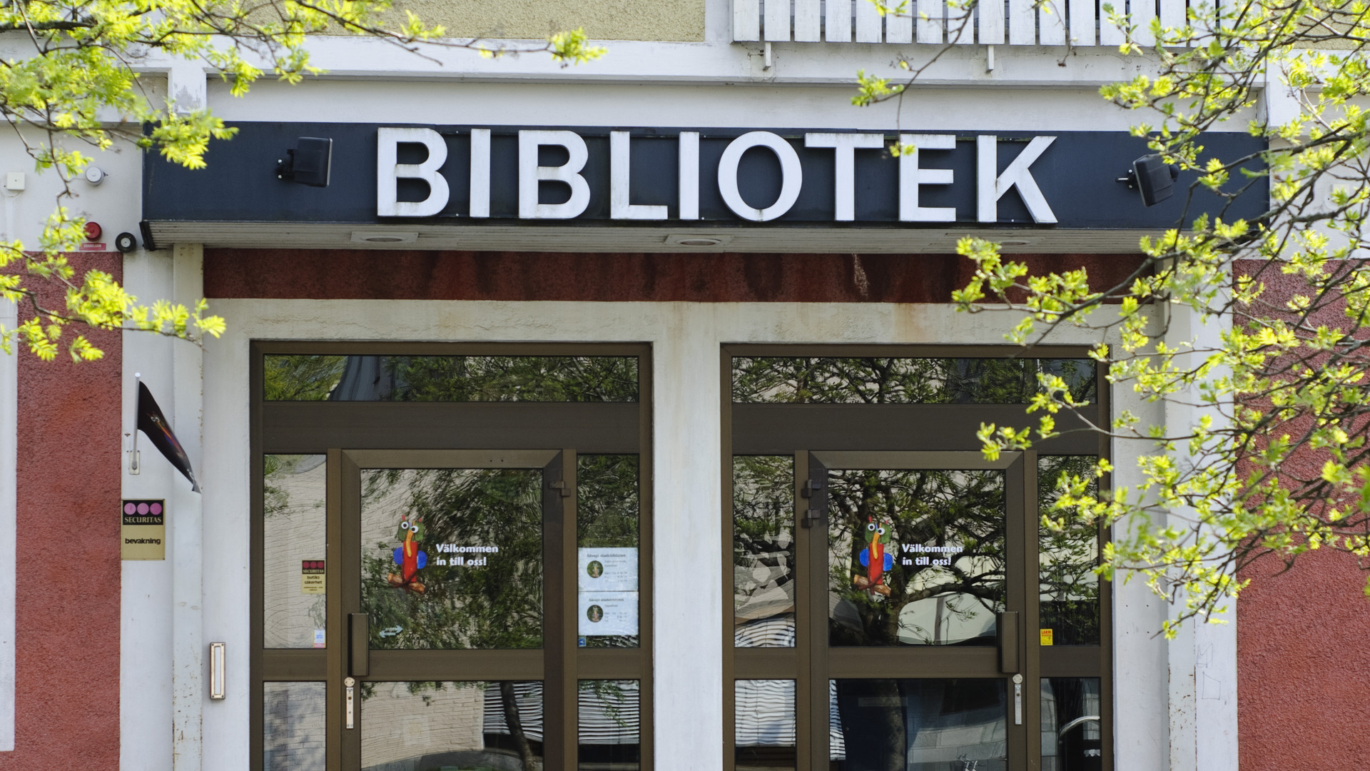 Entrén till biblioteket i Sävsjö.