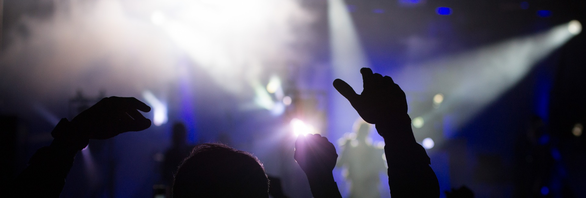 Strålkastare vid scen på konsert.