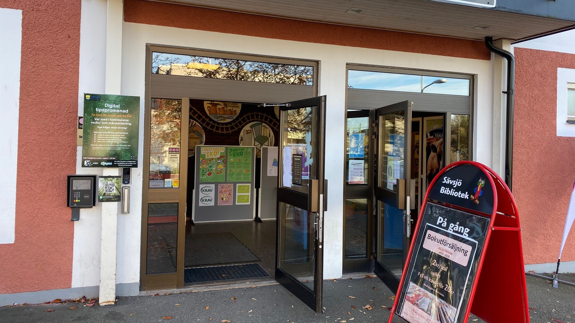 Entrén till biblioteket i Sävsjö