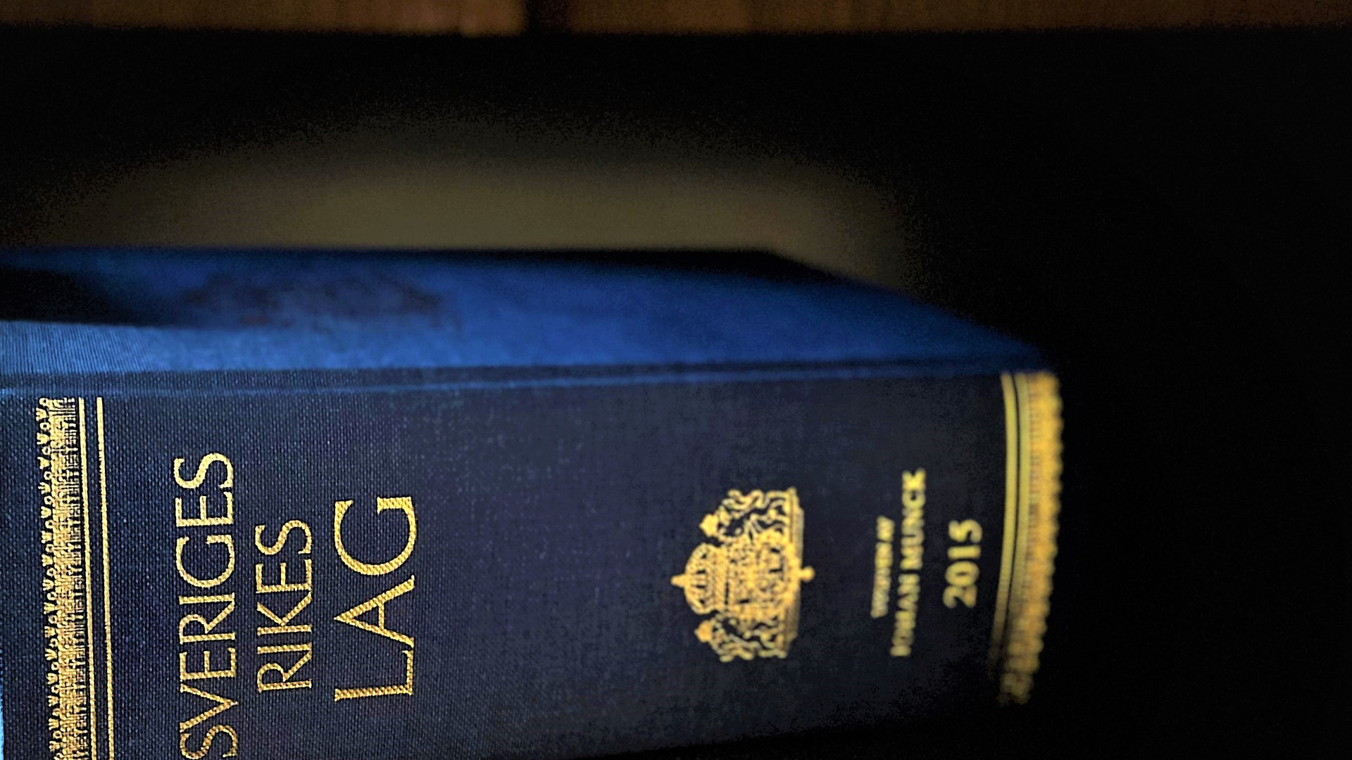Svea rikets lag, det vill säga den svenska lagboken i upplagan från 2015. En blå bok med text i guld. 