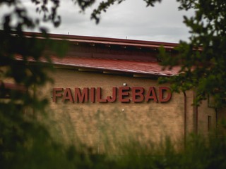 Familjebadet text på byggnaden