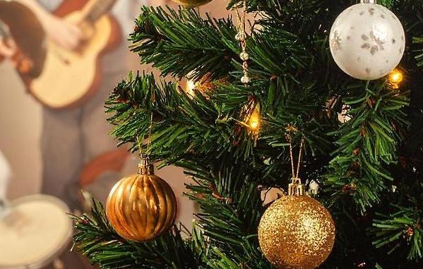 julgran med två barn i bakgrunden