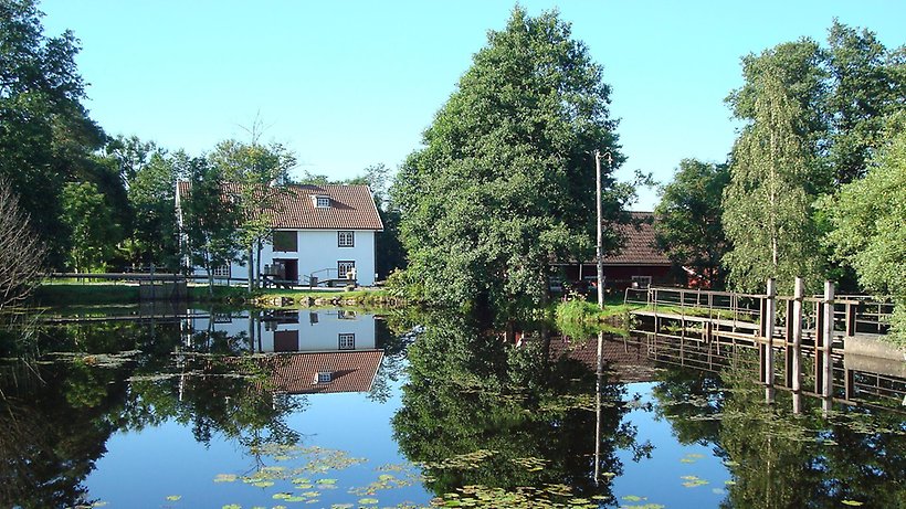Sjö med två hus
