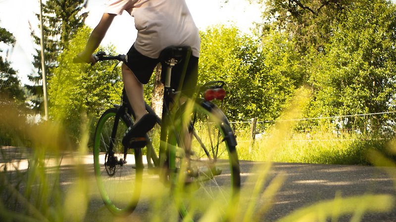 person som cyklar