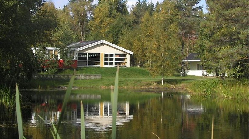 Vattensamling och stuga