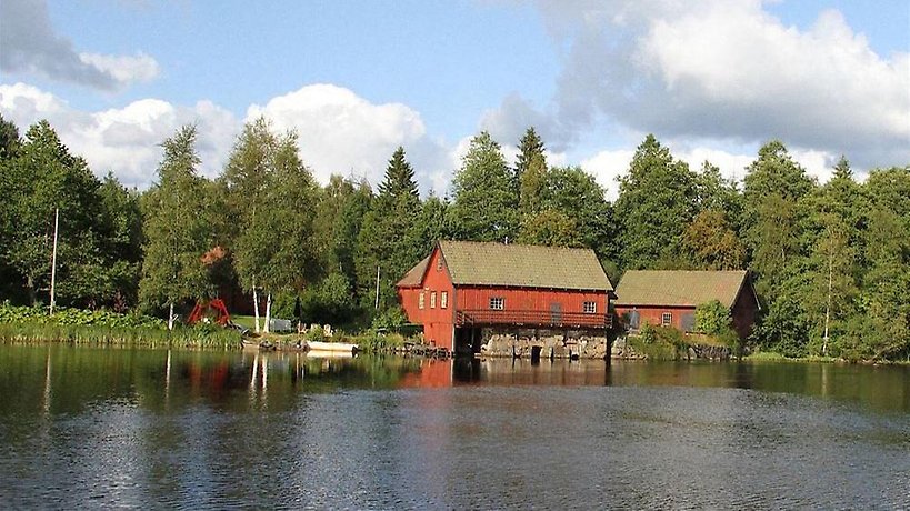 Två byggnader vid en sjö