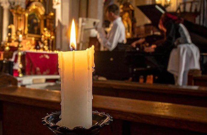 ett tänt stearinljus